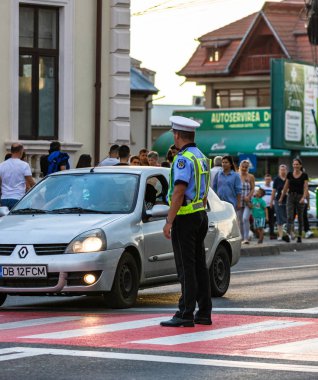 Ulusal bayramda trafiği yönlendiren yerel polis memuru görevbaşında