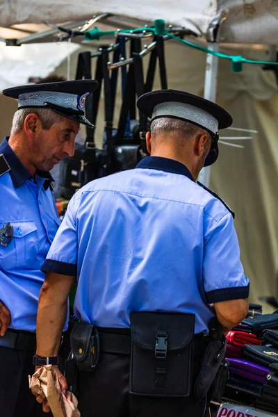 Lokal polis i tjänst på gatorna i Targoviste, Rumänien, 2019 — Stockfoto
