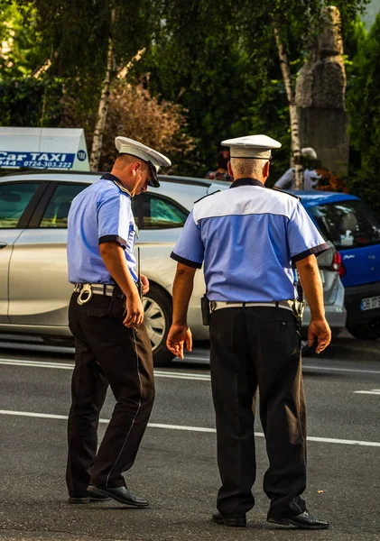 Policial local em serviço dirigindo o tráfego em um feriado nacional — Fotografia de Stock