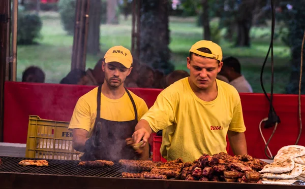 Bucătar care pregătește carne pe grătar, fripturi de porc, piept de pui, s — Fotografie, imagine de stoc