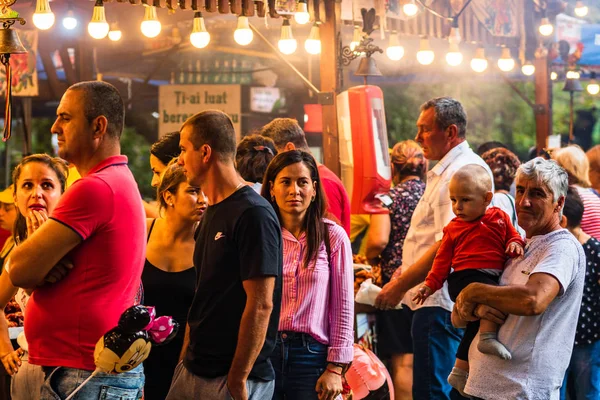 İnsanlar ızgarada et almak için sırada bekliyor, domuz biftek, ch