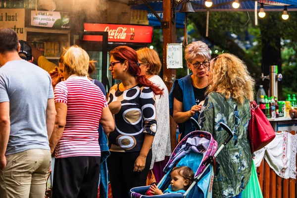 La gente esperando en la cola para comprar carne en la parrilla, filetes de cerdo, ch —  Fotos de Stock