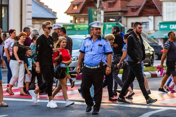 当地警察在国庆节指挥交通 — 图库照片