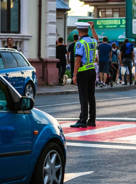 Lokale politie man op plicht regisseren verkeer op een nationale feestdag — Stockfoto