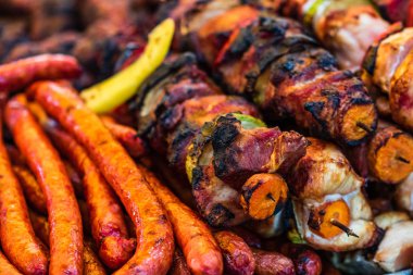 Bir kömür ızgara, domuz biftek, tavuk br sulu buğulama et