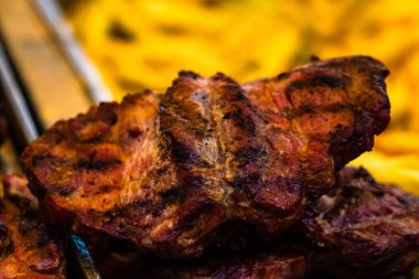 Bir kömür ızgara, domuz biftek, tavuk br sulu buğulama et