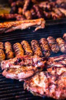 Bir kömür ızgara, domuz biftek, tavuk br sulu buğulama et