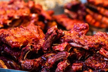 Bir kömür ızgara, domuz biftek, tavuk br sulu buğulama et