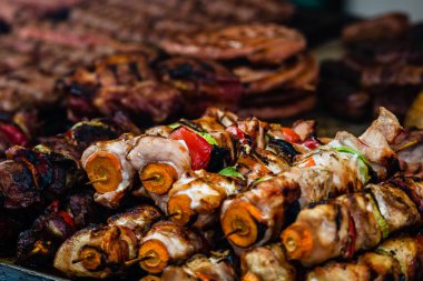 Bir kömür ızgara, domuz biftek, tavuk br sulu buğulama et