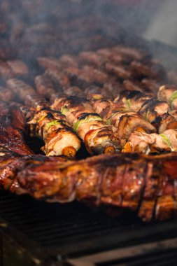 Bir kömür ızgara, domuz biftek, tavuk br sulu buğulama et