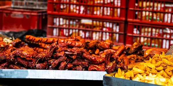 Carne bollente succosa su una griglia di carbone, bistecche di maiale, pollo br — Foto Stock