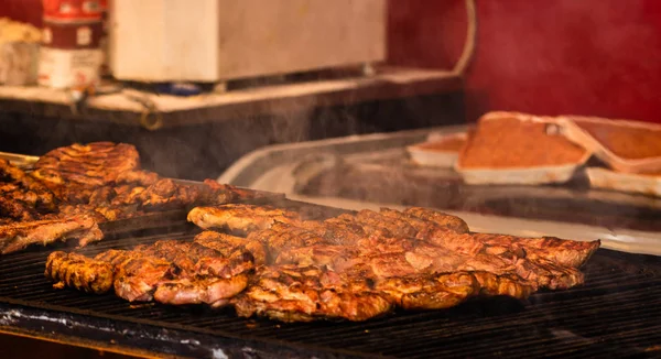 Carne al vapor jugosa en una parrilla de carbón, filetes de cerdo, pollo br — Foto de Stock