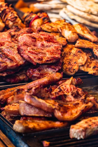 숯불구이, 돼지고기 스테이크, 닭고기, 닭고기, 숯불구이에 육즙이 많은 김이 나는 고기 — 스톡 사진