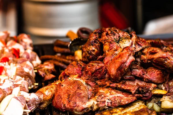 Carne al vapor jugosa en una parrilla de carbón, filetes de cerdo, pollo br — Foto de Stock