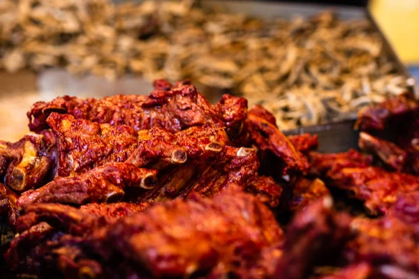 Carne al vapor jugosa en una parrilla de carbón, filetes de cerdo, pollo br — Foto de Stock