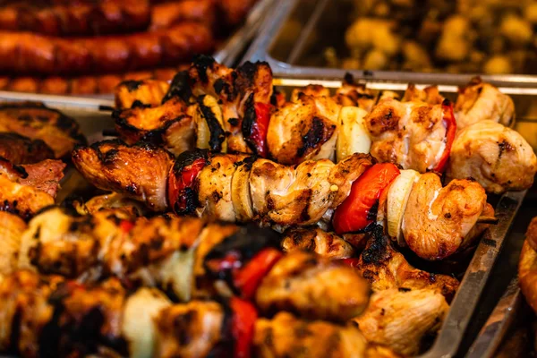 Carne al vapor jugosa en una parrilla de carbón, filetes de cerdo, pollo br — Foto de Stock