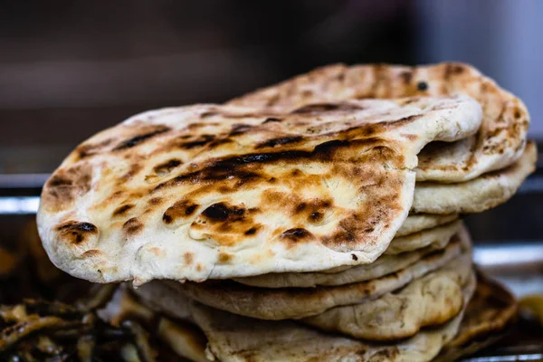 Pan de pita en la parrilla durante el festival de comida rápida, comida callejera — Foto de Stock