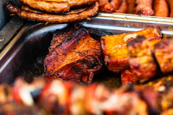 Soczyste mięso na parze Grill węglowy, steki wieprzowe, kurczak br — Zdjęcie stockowe