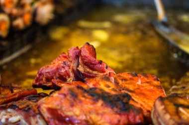 Bir kömür ızgara, domuz biftek, tavuk br sulu buğulama et