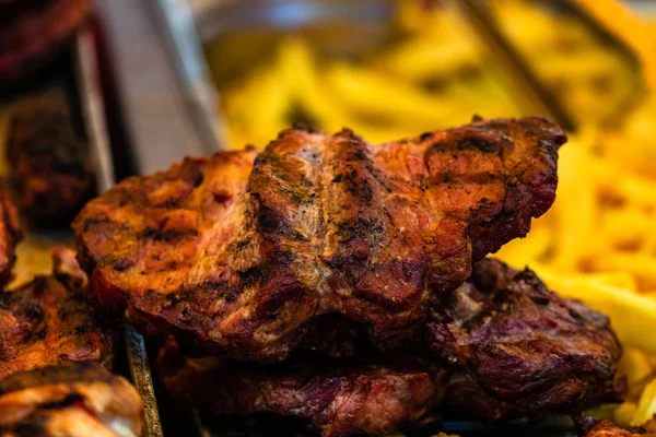 Carne al vapor jugosa en una parrilla de carbón, filetes de cerdo, pollo br — Foto de Stock