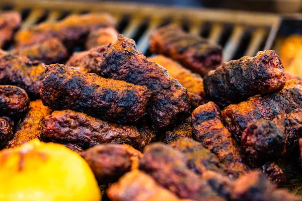 Soczyste mięso na parze Grill węglowy, steki wieprzowe, kurczak br — Zdjęcie stockowe