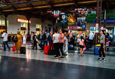 Bükreş'teki ana tren istasyonunda seyahat edenler, North Railwa