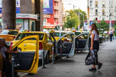 Kuzey Demiryolu Stat önünde müşteri bekleyen taksi arabaları