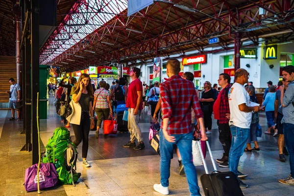 Cestovatelé na hlavní železniční stanici v Bukurešti, Severní Railwa — Stock fotografie