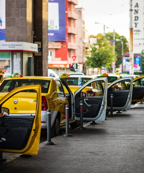 Kuzey Demiryolu Stat önünde müşteri bekleyen taksi arabaları