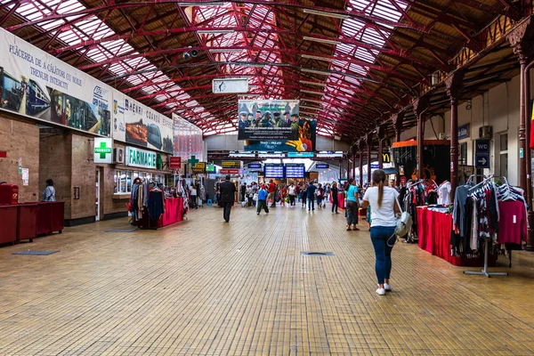 Bükreş'teki ana tren istasyonunda seyahat edenler, North Railwa