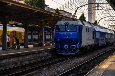 Bükreş Kuzey Tren İstasyonu (Gara) platformunda trenler 
