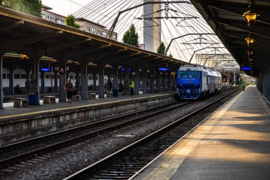 Bükreş Kuzey Tren İstasyonu (Gara) platformunda trenler 