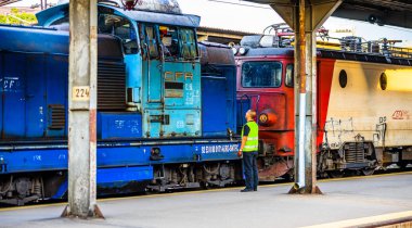 Tren ekibi tren platformunda son kontrol yapıyor 
