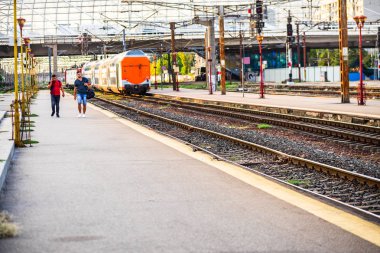Bükreş Kuzey Tren İstasyonu (Gara) platformunda trenler 