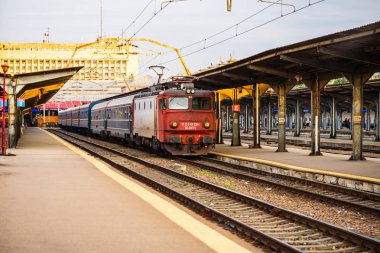 Bükreş Kuzey Tren İstasyonu (Gara) platformunda trenler 