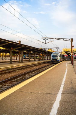 Bükreş Kuzey Tren İstasyonu (Gara) platformunda trenler 