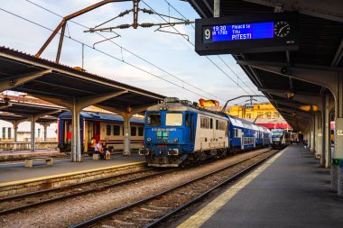 Bükreş Kuzey Tren İstasyonu (Gara) platformunda trenler 
