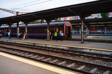 Tren ekibi tren platformunda son kontrol yapıyor 