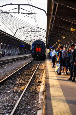 Bükreş Kuzey Tren İstasyonu (Gara) platformunda trenler 