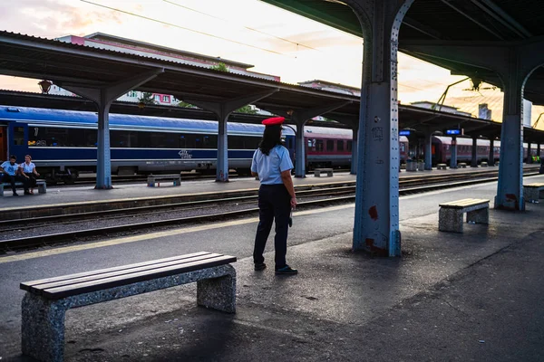 Zugpersonal bei der letzten Kontrolle auf dem Bahnsteig am Bahnhof — Stockfoto