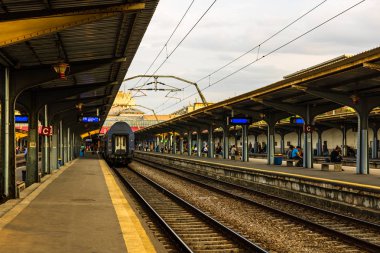 Bükreş Kuzey Tren İstasyonu (Gara) platformunda trenler 