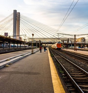 Bükreş Kuzey Tren İstasyonu (Gara) platformunda trenler 