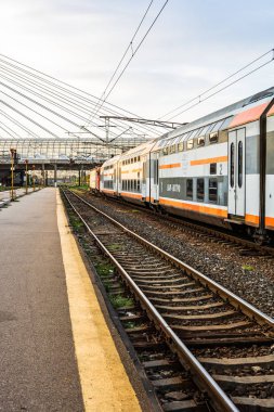 Bükreş Kuzey Tren İstasyonu (Gara) platformunda trenler 