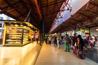 Müşteri Nor bir fırın dükkanından taze pişmiş pasta satın alma