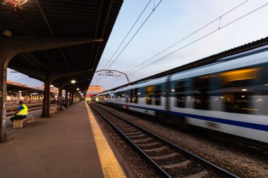 Bükreş Kuzey Tren İstasyonu (Gara) platformunda trenler 