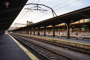 Bükreş Nort platformunda tren bekleyen yolcular