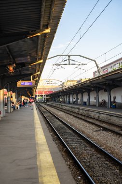Bükreş Nort platformunda tren bekleyen yolcular