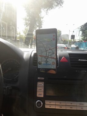 Traffi araç içinde Waze navigasyon uygulaması ile bir Nokia telefon