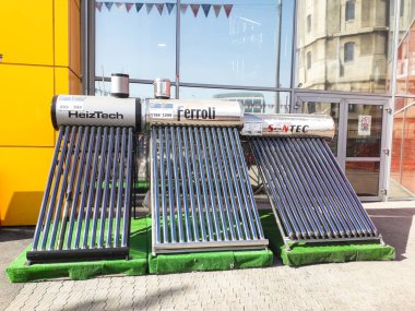 Buchar bir süpermarkette satışa yeşil enerji için Güneş ısıtıcı