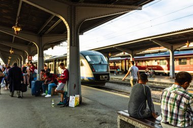 Bükreş Nort platformunda tren bekleyen yolcular